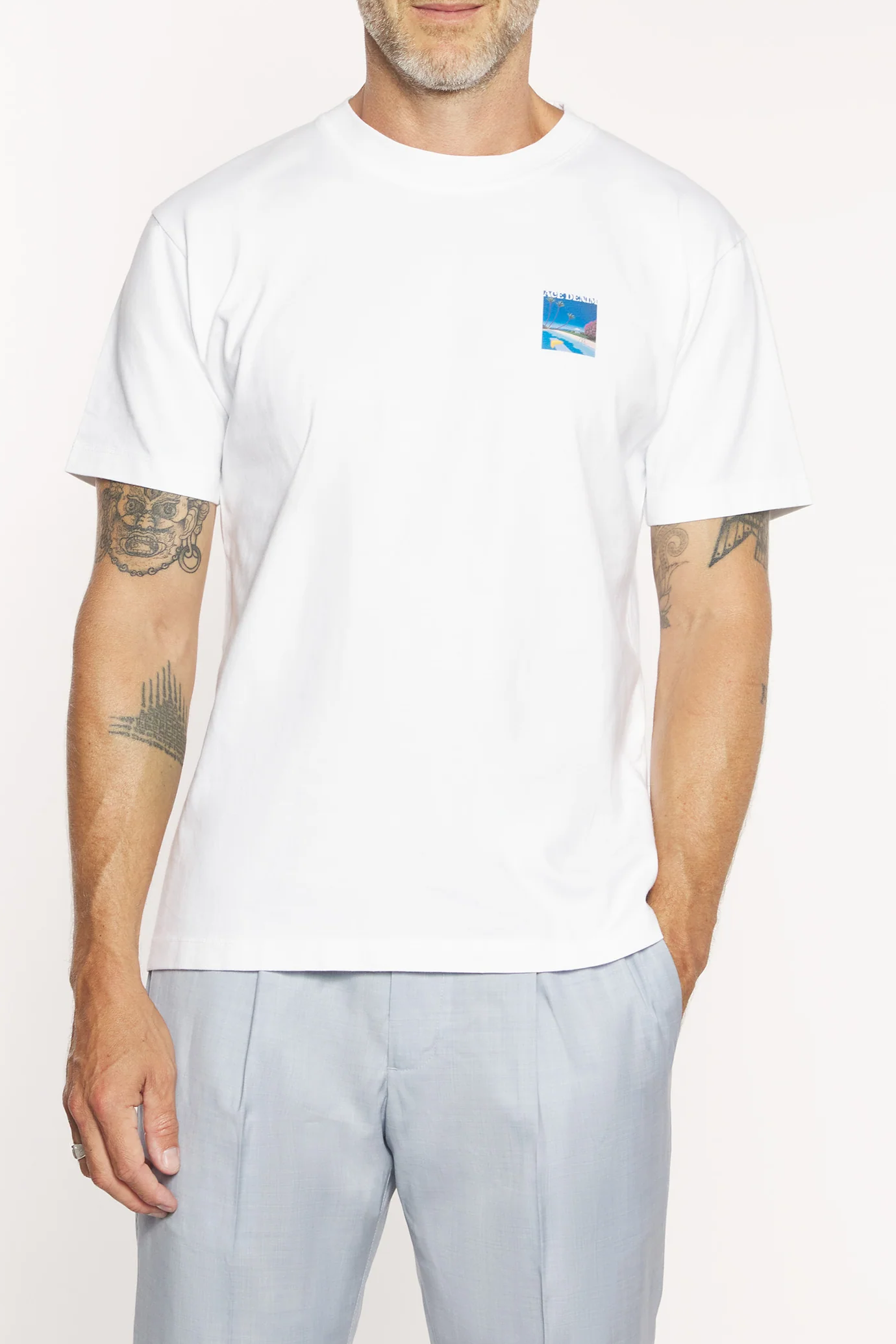 Weißes T-Shirt aus Premium-Baumwolljersey mit großem Pool-Print und Schriftzug 'ACE DENIM' auf dem Rücken