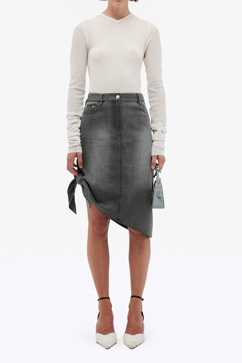 Die weibliches Modell trägt den Drapy Denim Skirt von Autry.