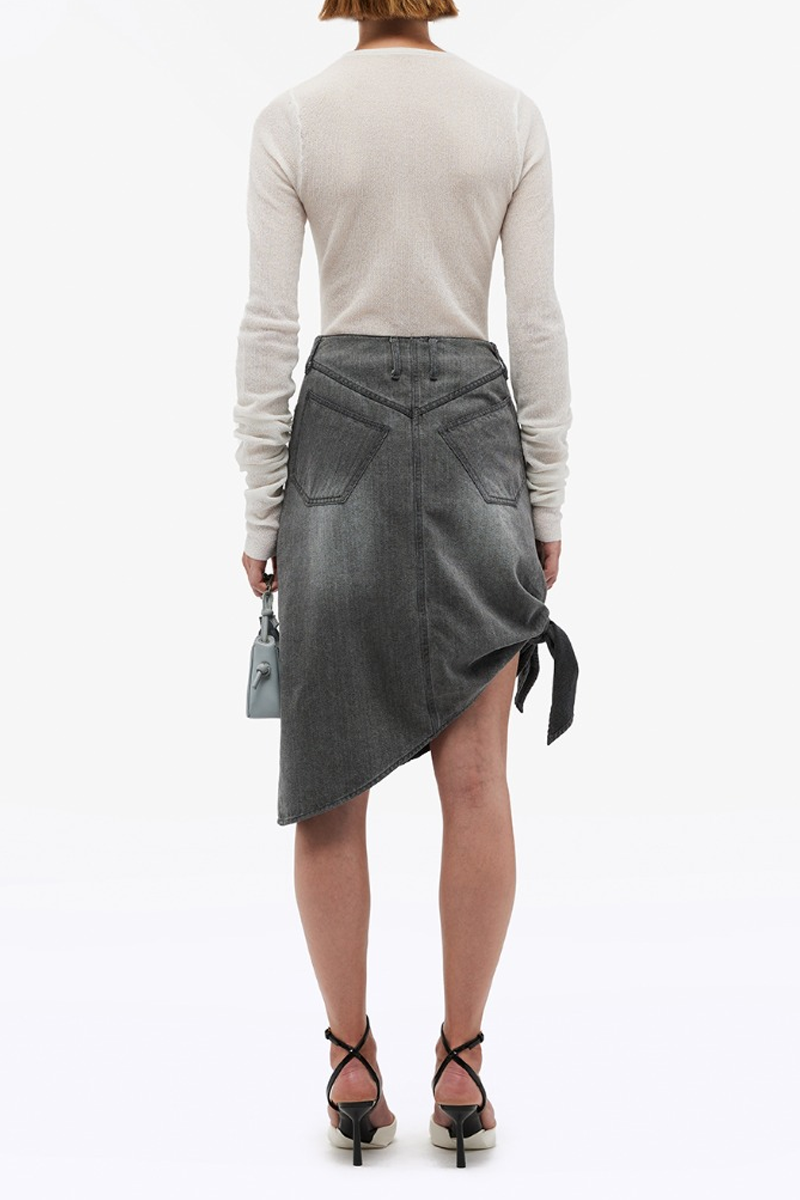 Die weibliches Modell trägt den Drapy Denim Skirt von Autry.