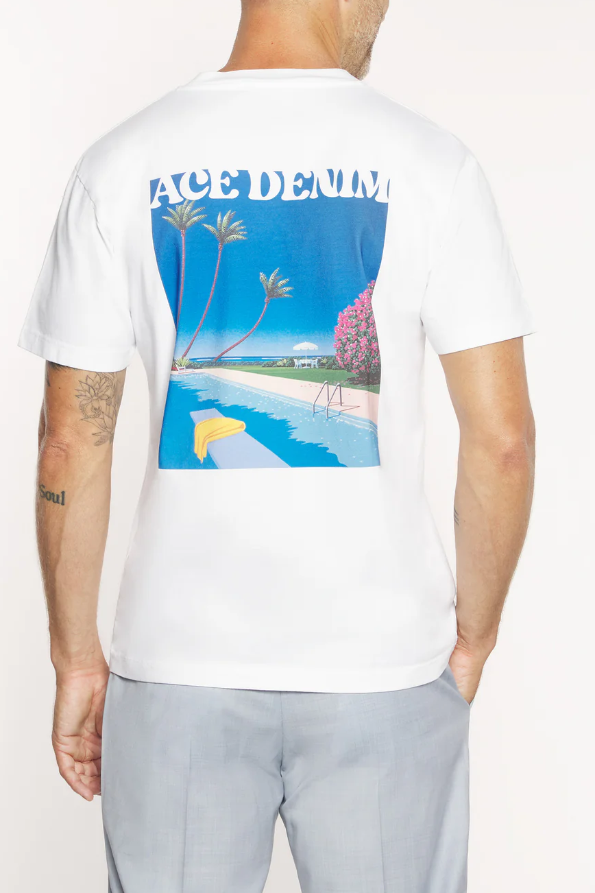 Weißes T-Shirt aus Premium-Baumwolljersey mit großem Pool-Print und Schriftzug 'ACE DENIM' auf dem Rücken