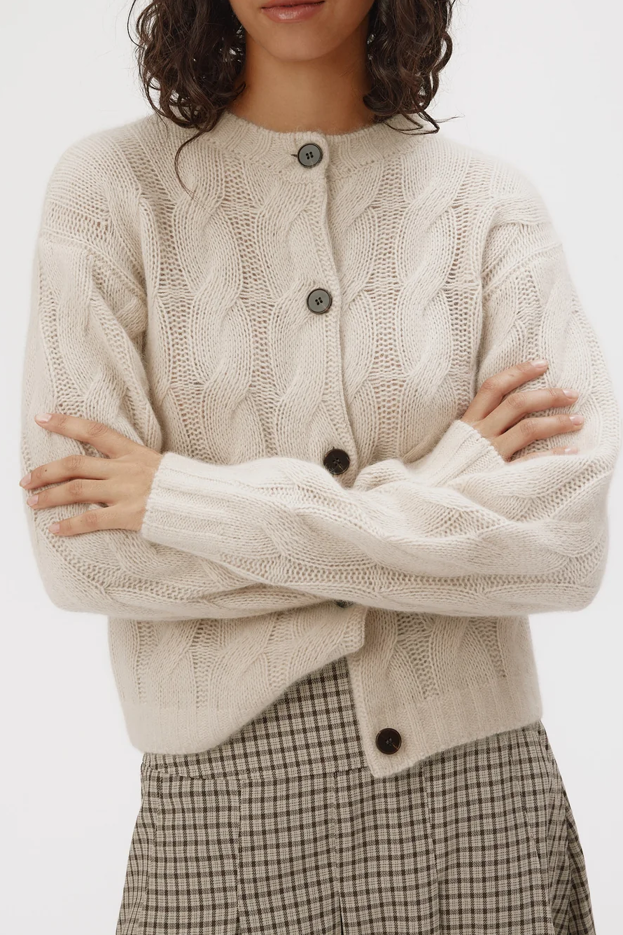 Strickjacke Karin Cable aus Waschbärwolle