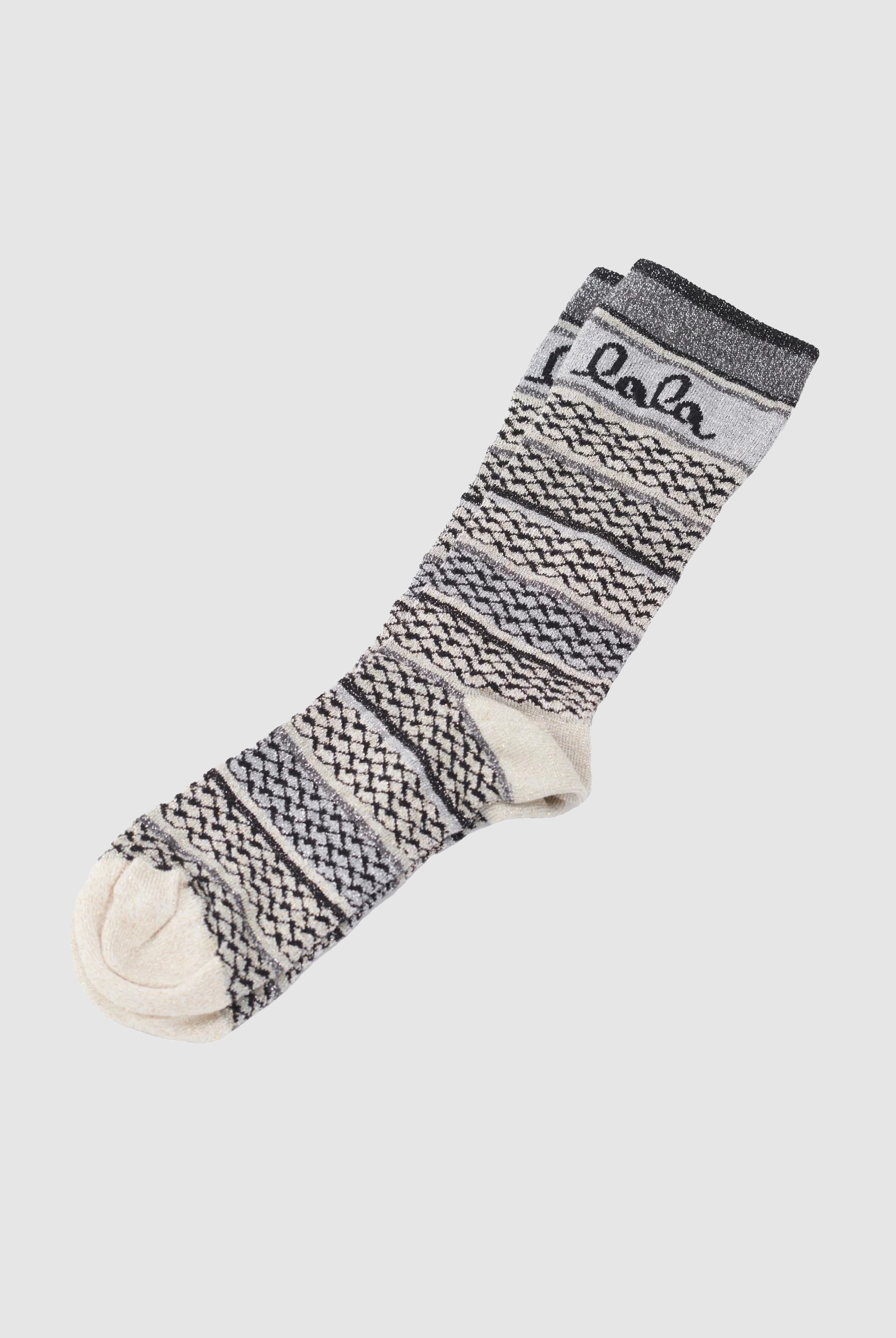 Ein Paar Socken mit einem weiß-schwarzen Muster und einem "lala" Schriftzug