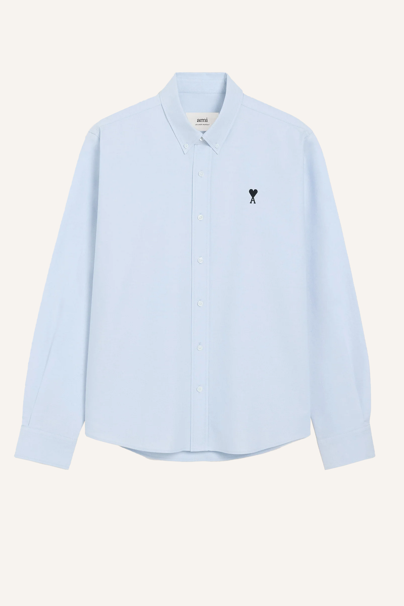 Hellblaues Hemd mit Classic-Fit, Button-down-Kragen, durchgehender Knopfleiste und Perlmuttknöpfen, mit kleinem schwarzen Logo auf der Brust
