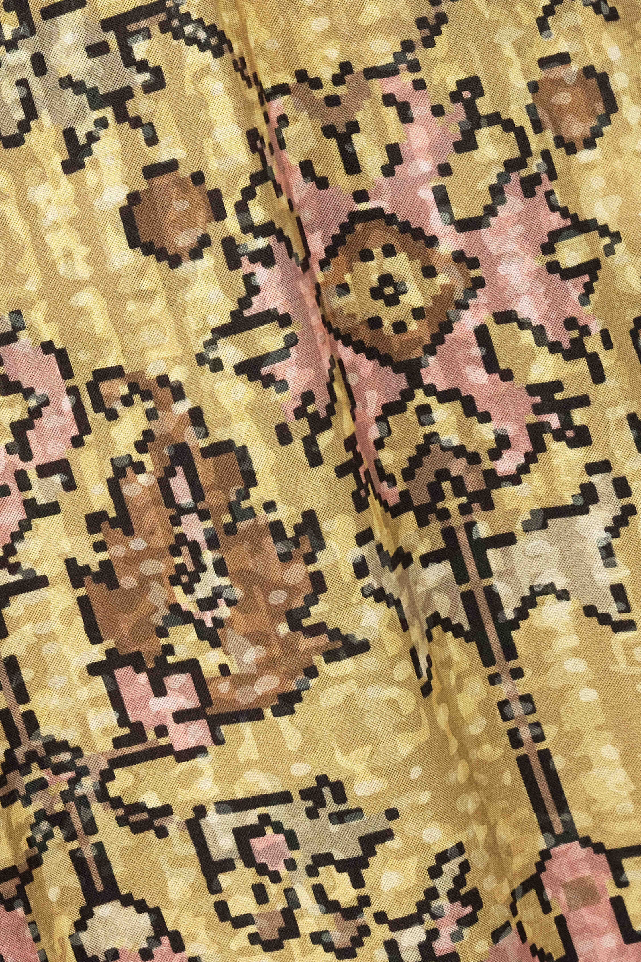 Close up: Weite Hose mit gemischtem Print, Hosenschlitz mit Reißverschluss, Metallhaken innen und Gürtelschlaufen