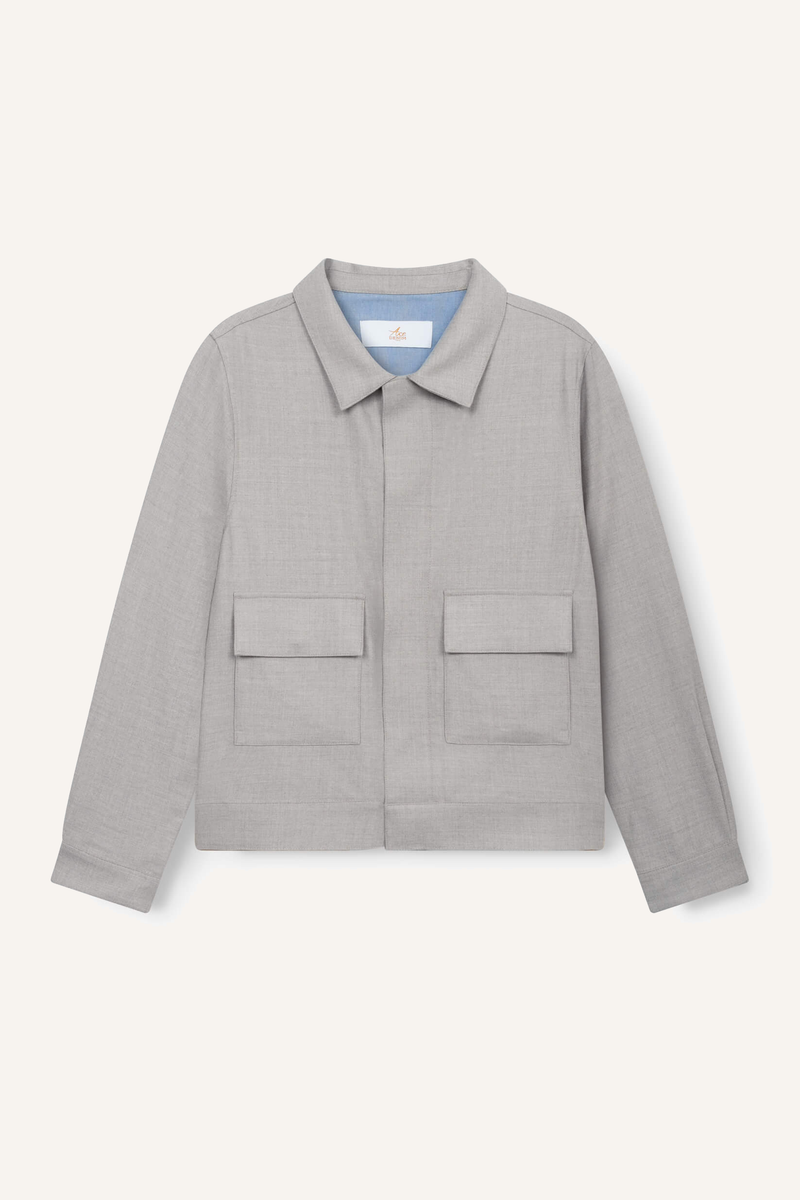 Beige-graue Blousonjacke mit Hemdkragen, verdeckter Knopfleiste und zwei aufgesetzten Taschen mit Klappen
