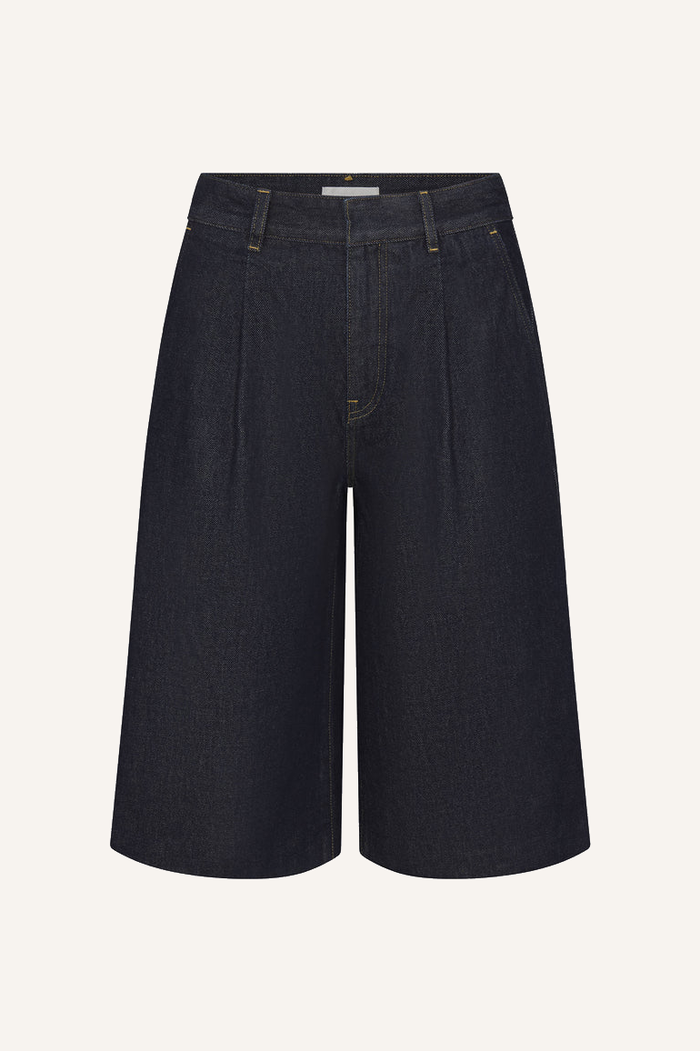 Mittellange Jeansshorts aus nicht dehnbarem Denim mit klassischer, strukturierter Silhouette und Falten am oberen Bereich