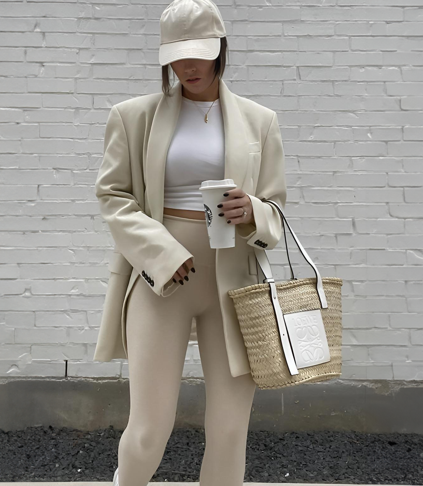 Pinterest Model mit modischem Outfit, Kappe und Blazer in beige